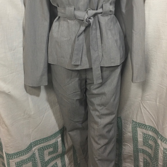 Signature by Larry Levine Women’s Pant Suit/Size 4 - Picture 2 of 8